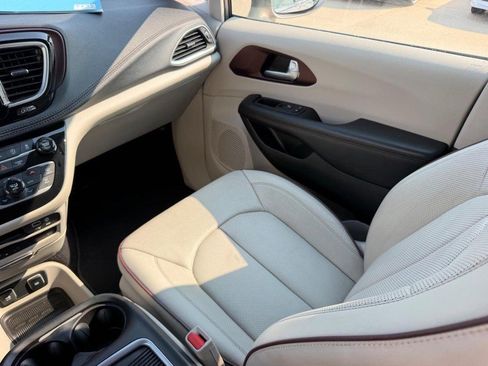 Used 2018 Chrysler Pacifica Limited w/ Advanced Safetytec Group FWD image 20