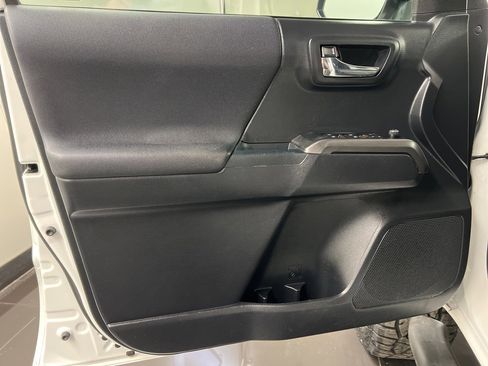 Used 2018 Toyota Tacoma TRD Off-Road image 30