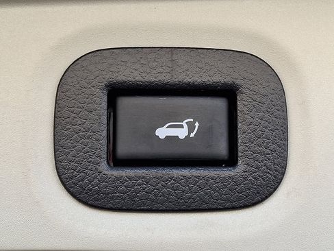 Used 2018 Nissan Rogue SV w/ Premium Package image 31