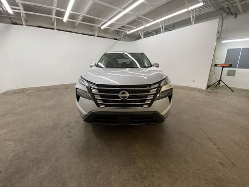 Used 2024 Nissan Rogue SV image 9