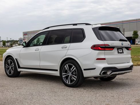 Used 2026 BMW X7 xDrive40i w/ M Sport Package AWD/4WD image 5