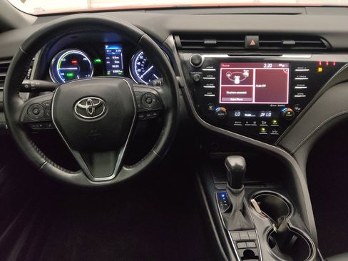 Used 2020 Toyota Camry SE w/ Sunroof Package FWD image 22
