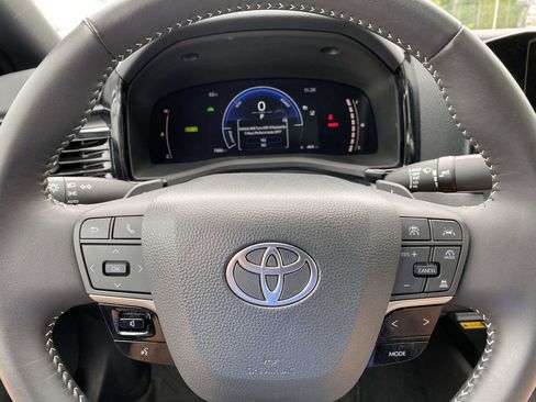 Used 2025 Toyota Camry SE w/ Convenience Package FWD image 30