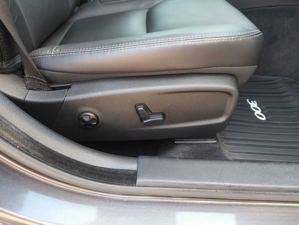 Used 2015 Chrysler 300 Limited RWD image 34