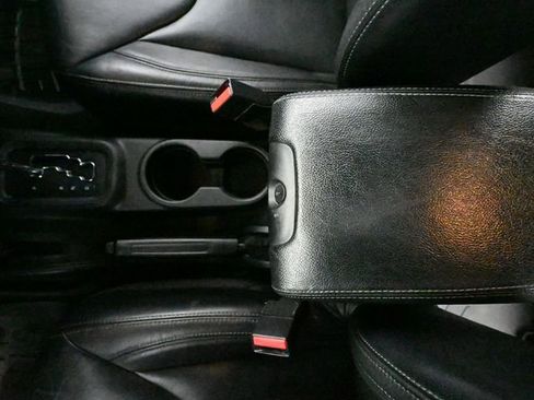 Used 2018 Jeep Wrangler Unlimited Sahara image 31