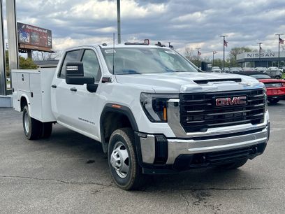 New 2025 GMC Sierra 3500 Pro w/ Convenience Package