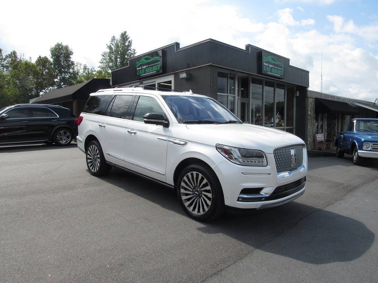 Used 2019 Lincoln Navigator Reserve w/ Cargo Package AWD/4WD image 2