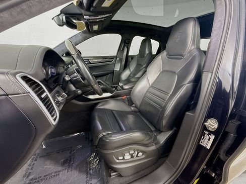 Used 2020 Porsche Cayenne Turbo AWD/4WD image 22