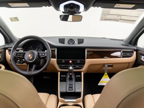 Certified 2025 Porsche Macan image 11