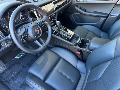 Used 2025 Porsche Macan image 4