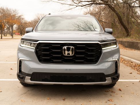 Certified 2025 Honda Pilot Elite image 3