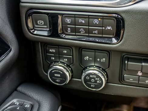 Used 2025 GMC Yukon XL Denali w/ Sun & Power Step Package image 33