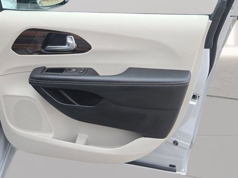 Used 2023 Chrysler Pacifica Limited w/ Trailer Tow Group image 27