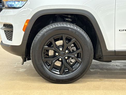 Used 2025 Jeep Grand Cherokee Altitude AWD/4WD image 13