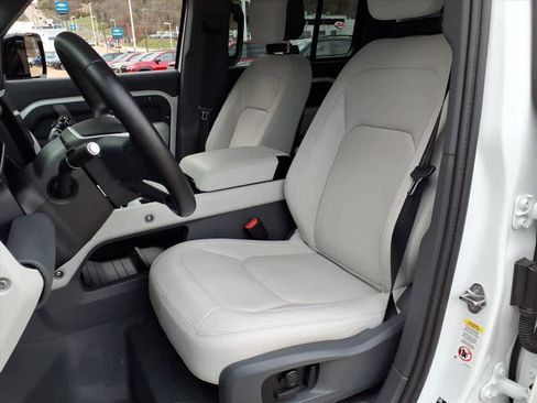 Used 2025 Land Rover Defender 110 X-Dynamic SE image 9