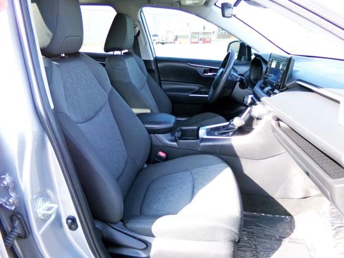 Used 2022 Toyota RAV4 XLE w/ Convenience Package FWD image 17