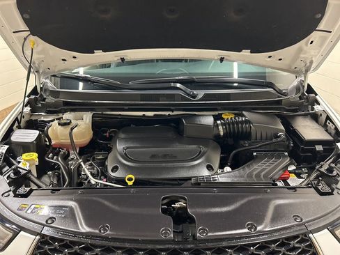 Used 2024 Chrysler Pacifica Limited w/ Uconnect Theater Family Group FWD image 14