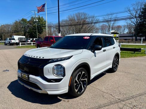 Used 2023 Mitsubishi Outlander SE image 1