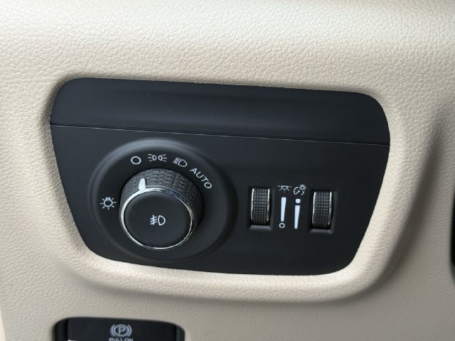 Used 2024 Jeep Grand Cherokee Limited AWD/4WD image 23
