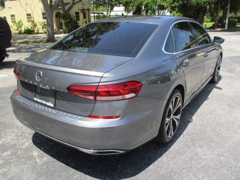 Used 2022 Volkswagen Passat 2.0T SE FWD image 9