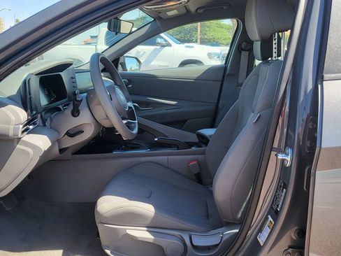 Used 2025 Hyundai Elantra SE image 24