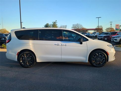 New 2026 Chrysler Pacifica Select image 3
