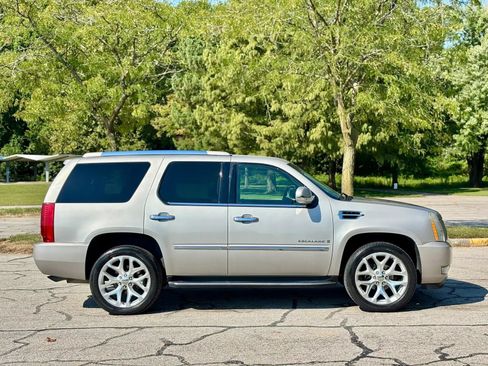 Used 2007 Cadillac Escalade AWD w/ Information Package image 4