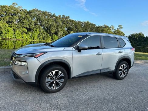 Used 2022 Nissan Rogue SV FWD image 2