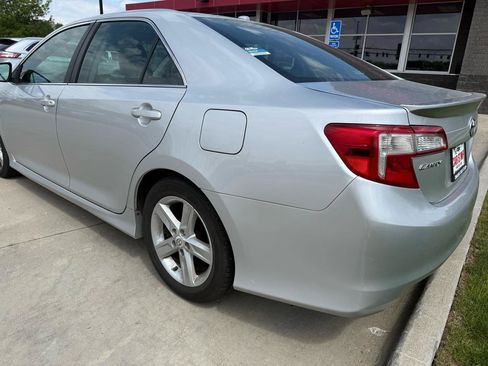 Used 2012 Toyota Camry SE w/ Leather Pkg FWD image 7