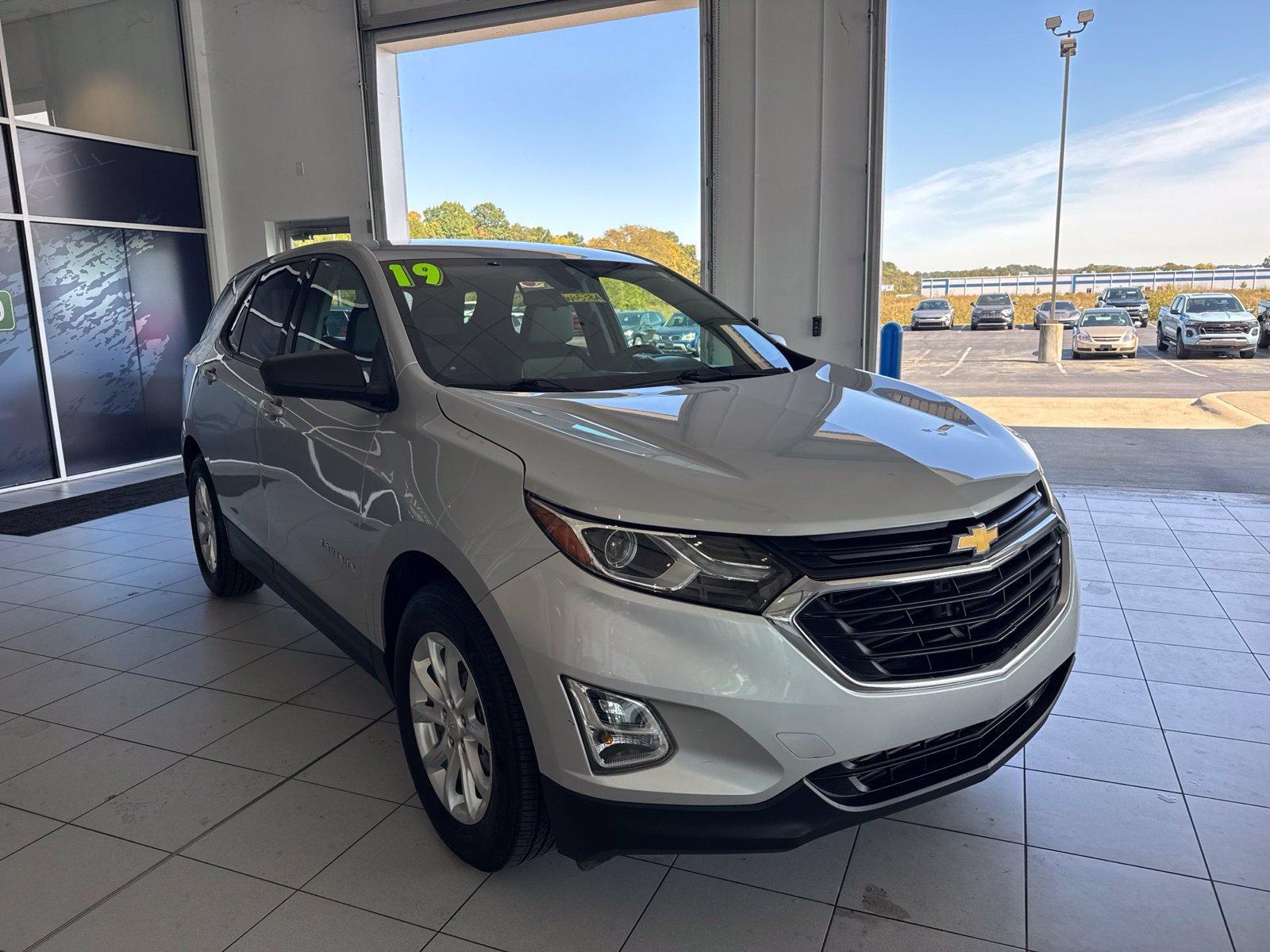 Used 2019 Chevrolet Equinox LS w/ LS Convenience Package FWD image 3