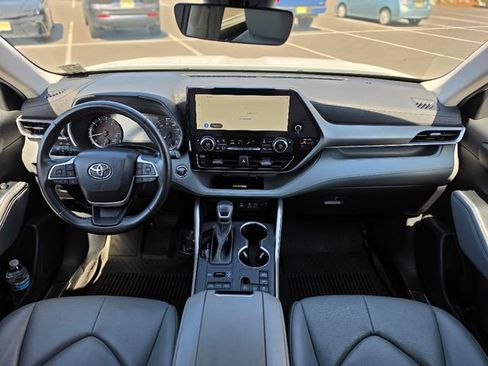 Used 2023 Toyota Highlander XLE AWD/4WD image 30