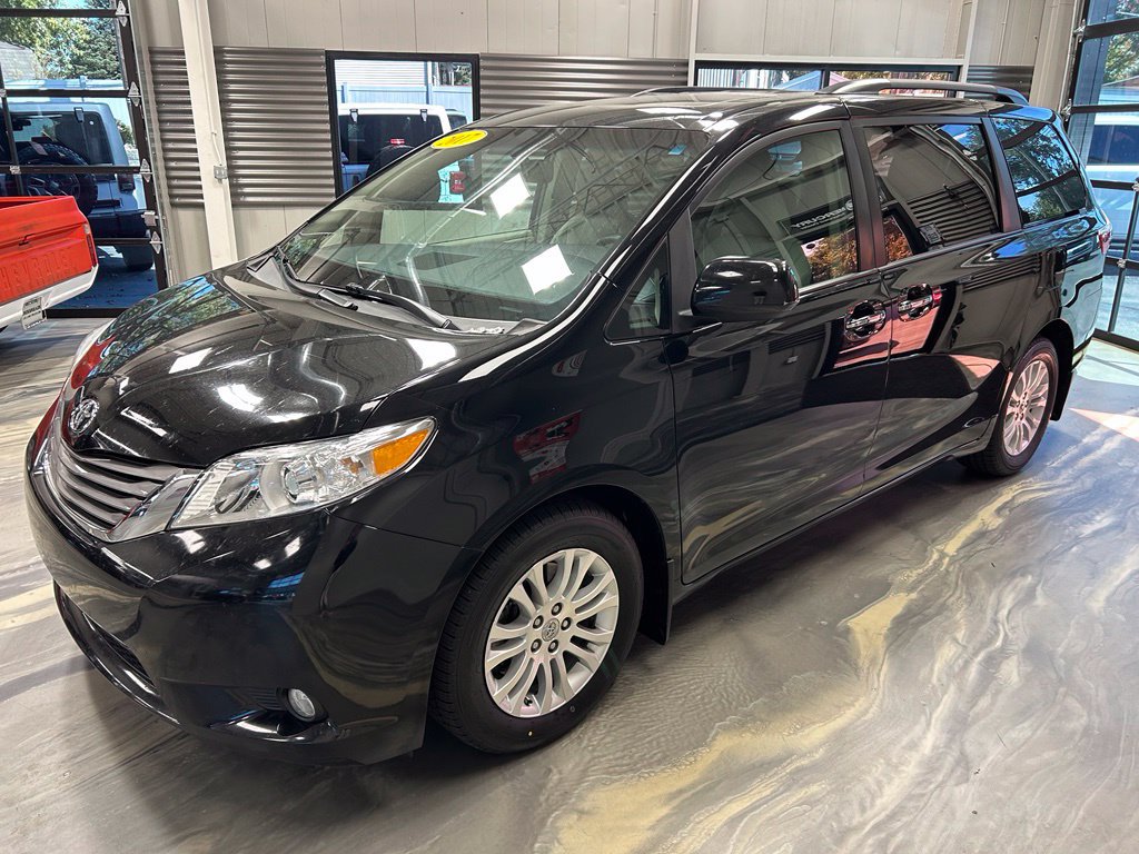 Used 2017 Toyota Sienna XLE FWD image 39