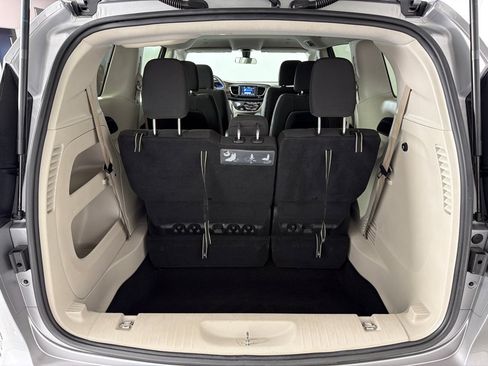 Used 2018 Chrysler Pacifica LX FWD image 21
