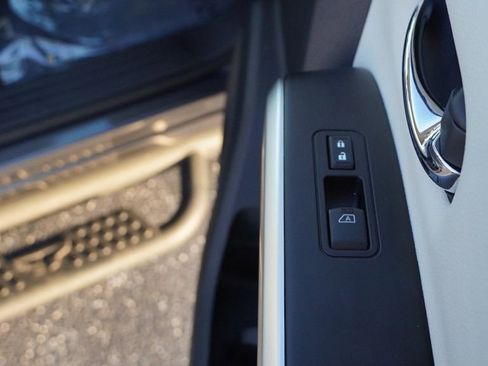 Used 2024 Nissan Titan SV w/ SV Convenience Package image 24