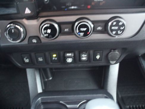 Used 2018 Toyota Tacoma TRD Off-Road image 35