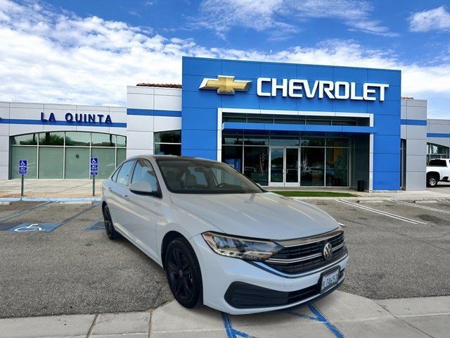 Used 2024 Volkswagen Jetta SE w/ Panoramic Sunroof Package FWD image 2