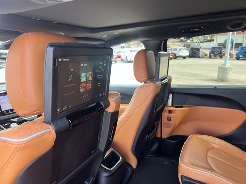 Used 2021 Chrysler Pacifica Pinnacle image 10