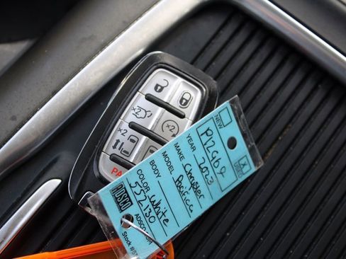 Used 2023 Chrysler Pacifica Touring-L image 34