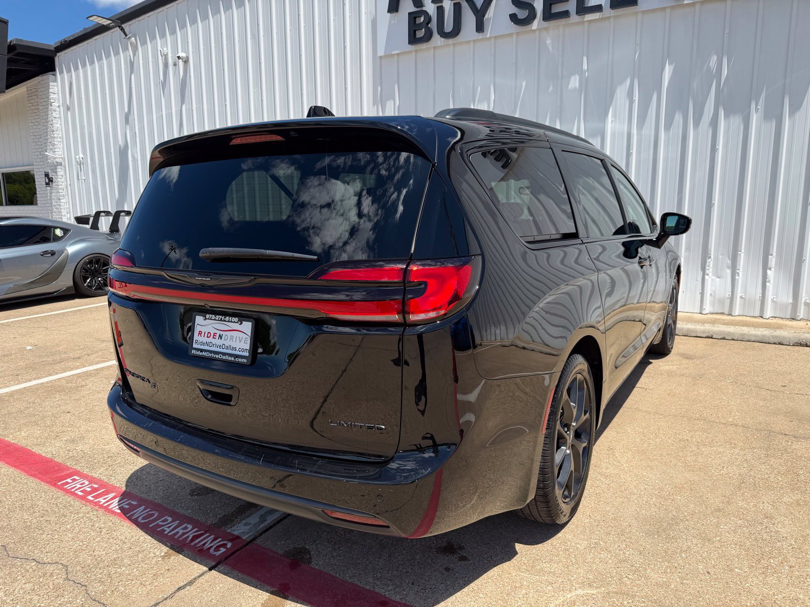 Used 2025 Chrysler Pacifica Limited FWD image 7