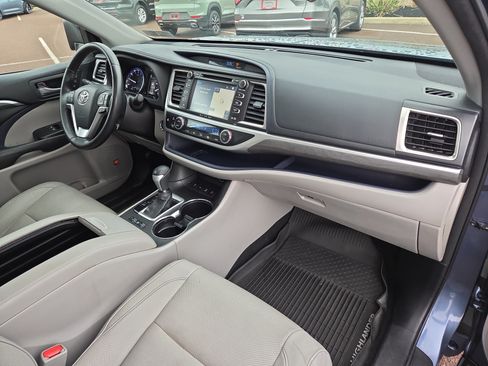 Used 2017 Toyota Highlander Limited AWD/4WD image 17