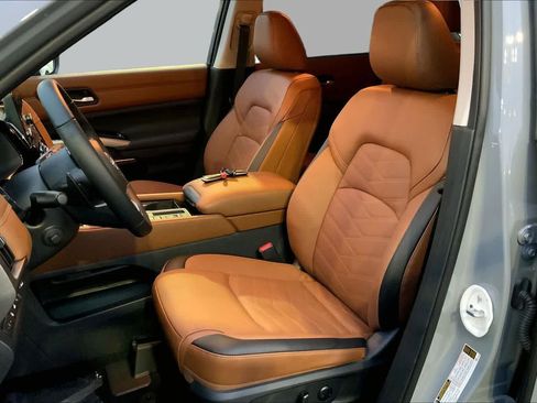 Used 2025 Nissan Pathfinder Platinum w/ Cargo Package FWD image 8