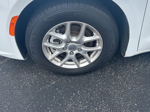 Used 2025 Chrysler Pacifica Select image 4