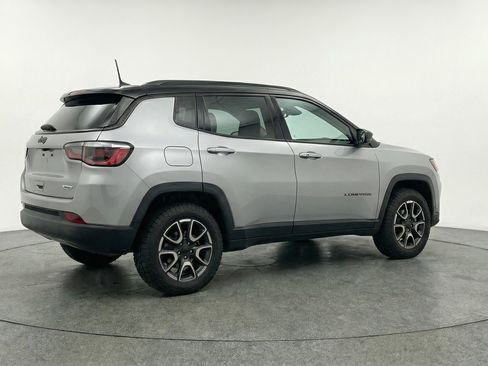Used 2025 Jeep Compass Trailhawk AWD/4WD image 9