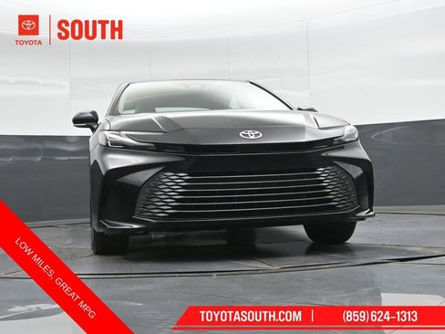 Used 2025 Toyota Camry XLE image 41