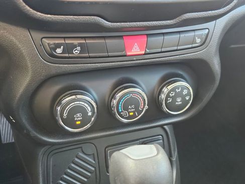 Used 2016 Jeep Renegade Latitude w/ Cold Weather Group image 34