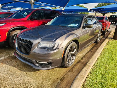 Used 2021 Chrysler 300 Touring L RWD image 2