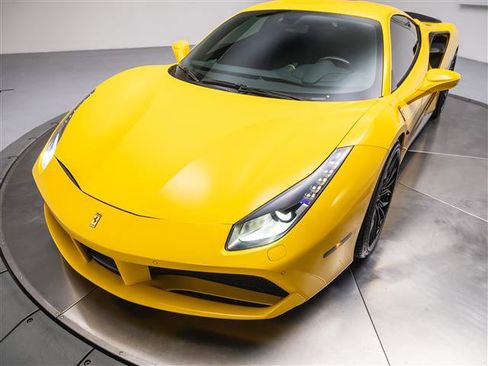 Used 2018 Ferrari 488 GTB RWD image 9