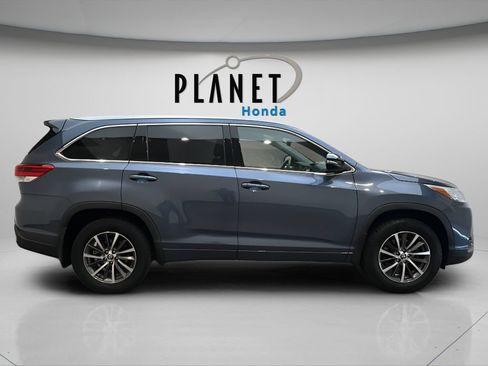 Used 2018 Toyota Highlander XLE w/ Carpet Mat Package (TMS) AWD/4WD image 3