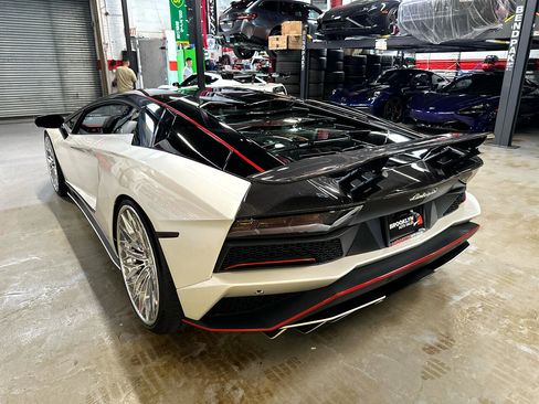 Used 2017 Lamborghini Aventador S image 8