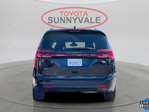 Used 2025 Chrysler Pacifica Limited image 8